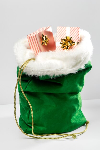 Vista do saco de papai noel com presentes embrulhados