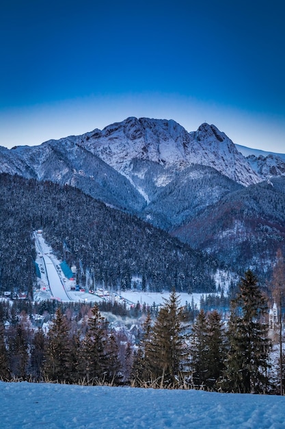 Vista do salto de esqui de inverno nas montanhas Zakopane Tatra