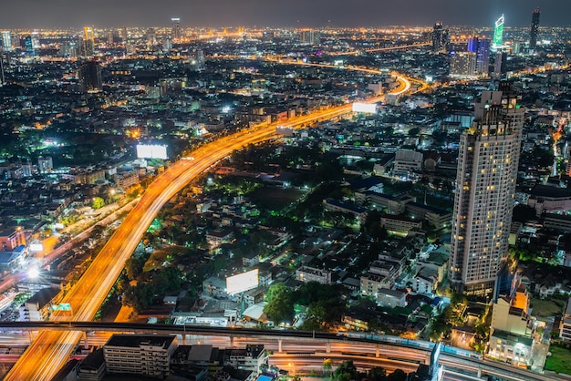 Vista do skye bar à noite em Bangkok