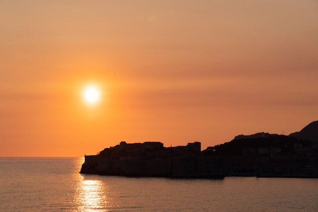 Vista do sol silhueta de dubrovnik croácia