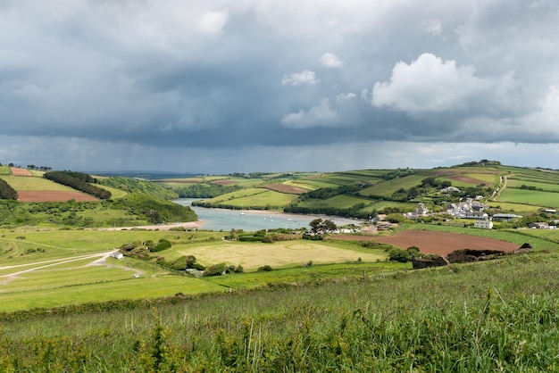 Vista do south west coastal path perto de thurlestone em direção à vila de buckland em devon