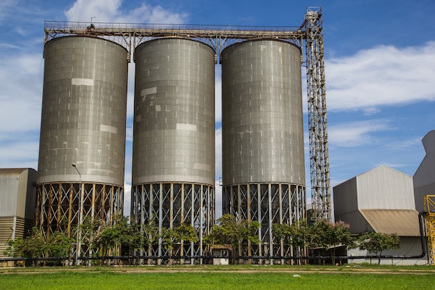 Vista do tanque de silos do prado contra o céu azul