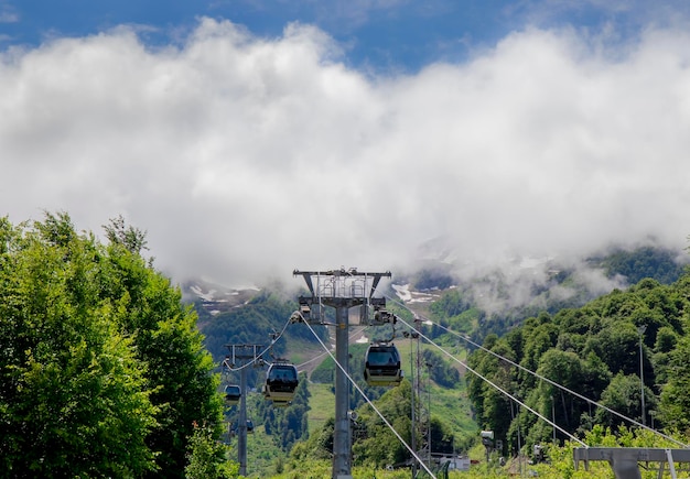 Vista do teleférico nas montanhas de verão contra