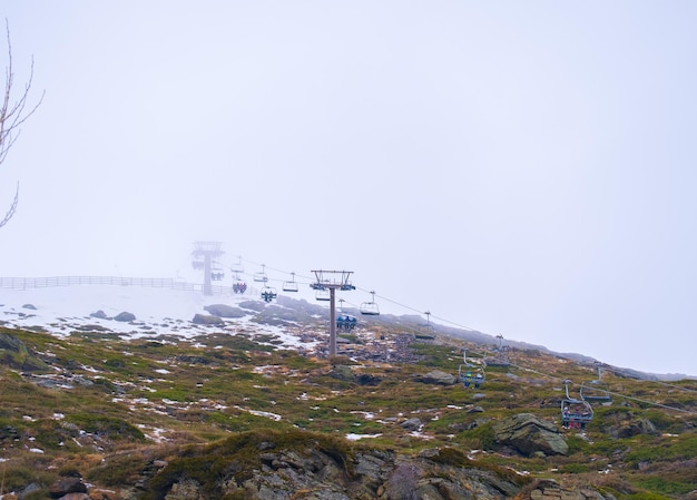 Vista do teleférico subindo as montanhas na estação de esqui de Sierra Nevada