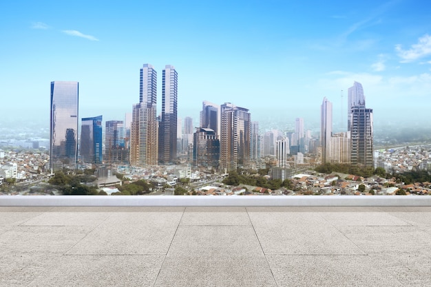 Vista do telhado com paisagens urbanas modernas e fundo de céu azul