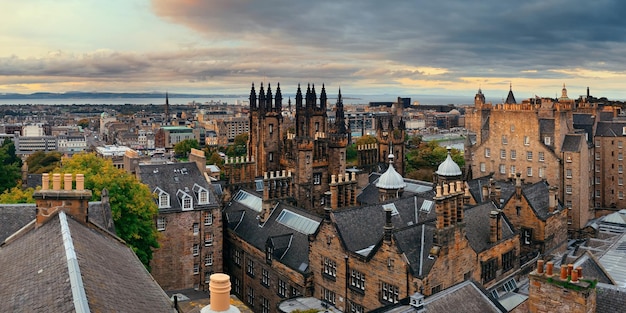 Vista do telhado da cidade de Edimburgo com arquiteturas históricas. Reino Unido.