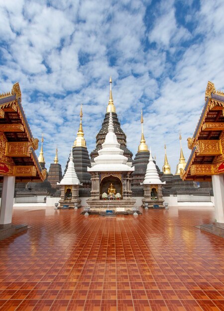 Foto vista do templo budista e do edifício do pagode contra o céu nublado