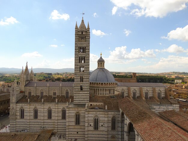 Vista do templo contra o céu na cidade