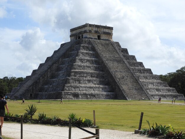 Vista do templo contra o céu nublado em Chichen Itza