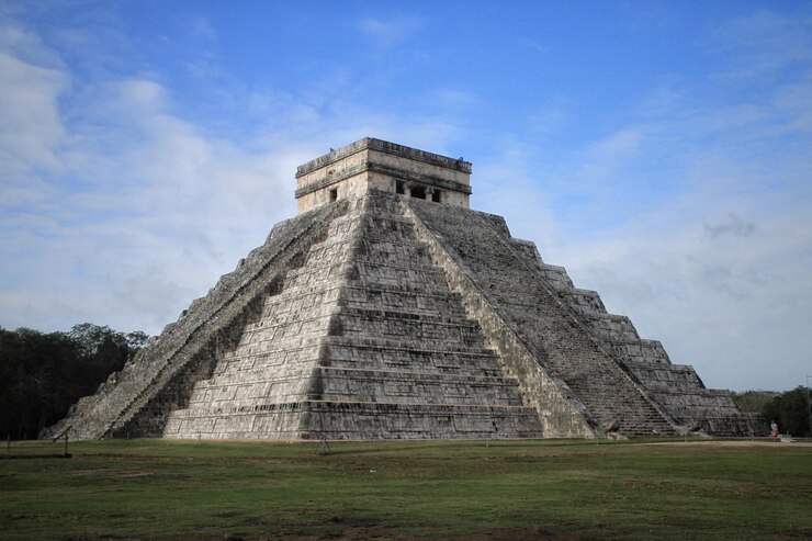 Foto vista do templo contra o céu nublado