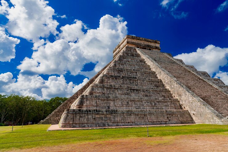 Foto vista do templo contra o céu nublado