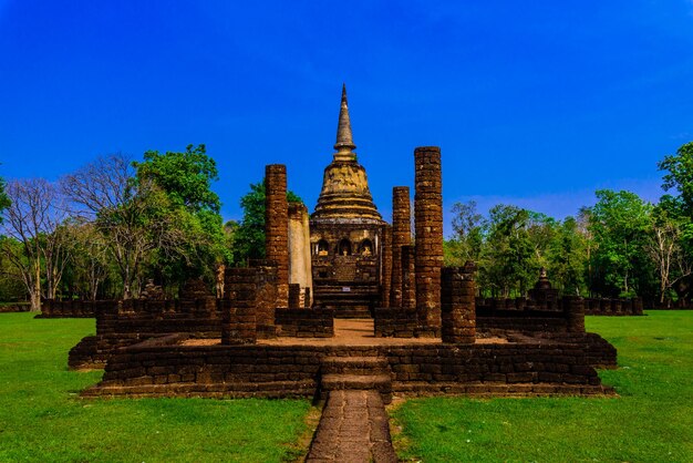 Foto vista do templo contra o edifício