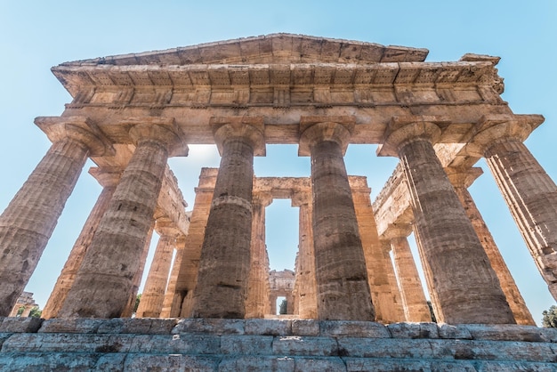 Vista do Templo de Hera II no sítio arqueológico greco-romano de Paestum, Itália.