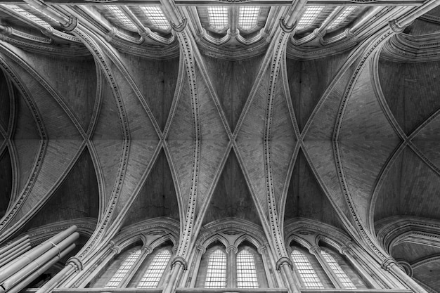 Foto vista do teto dentro da catedral de truro, na cornualha