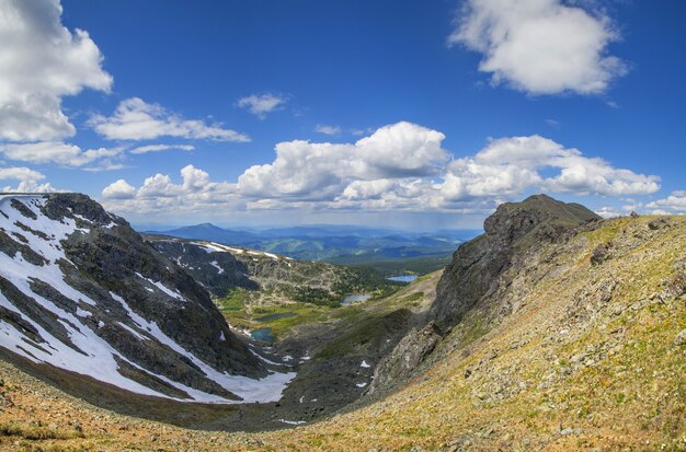 Vista do topo da garganta da montanha