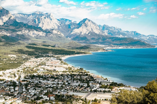 Vista do topo da montanha para a cidade de Kemer, o Mar Mediterrâneo e as montanhas