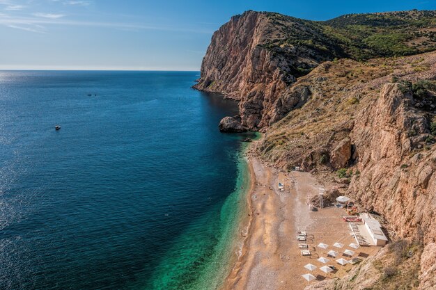 Foto vista do topo da rocha no mar em dia de sol