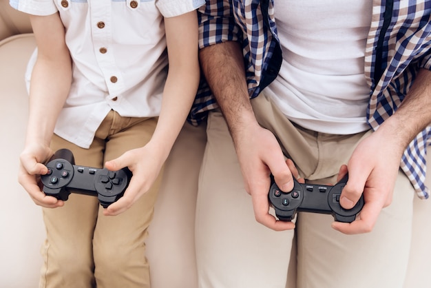 Foto vista do topo. pai com filho joga jogo usando controladores de jogo.