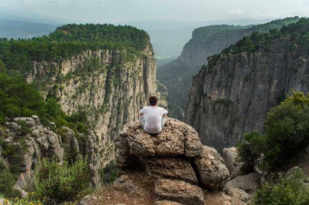 Vista do topo para o vale em taz kanyonu, turquia