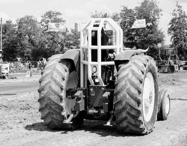 Foto vista do tractor no campo