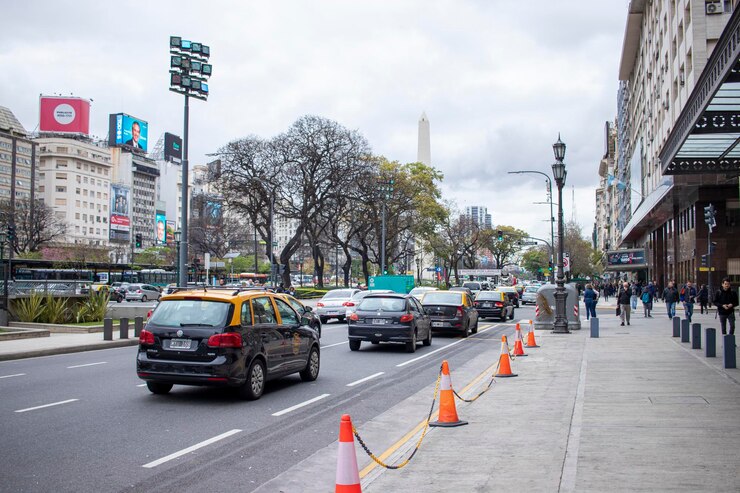 Foto vista do tráfego de veículos na avenida cerrito, na cidade de buenos aires, argentina