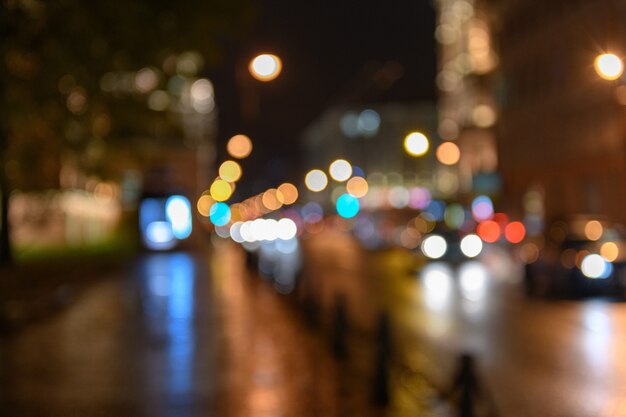 Vista do tráfego na rua da cidade, paisagem noturna, bokeh blured backgr