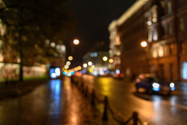 Vista do tráfego na rua da cidade, paisagem noturna, bokeh blured backgr