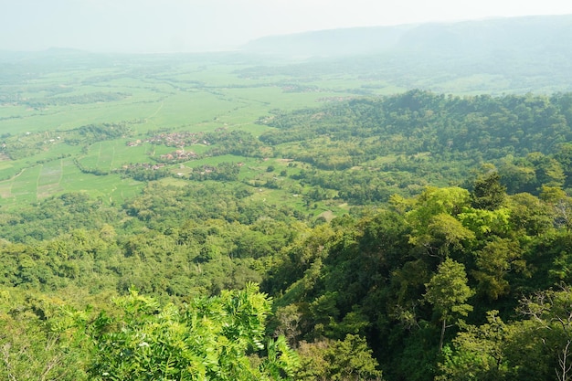 Vista do vale do alto da montanha