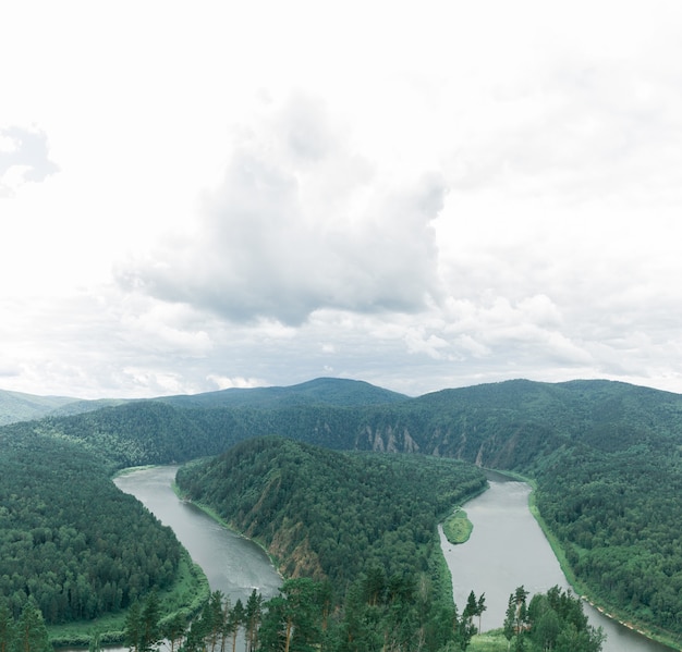 Vista do vale do rio com um desfiladeiro e belas curvas