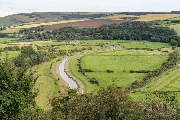 Vista do vale do rio cuckmere do mirante high and over em sussex