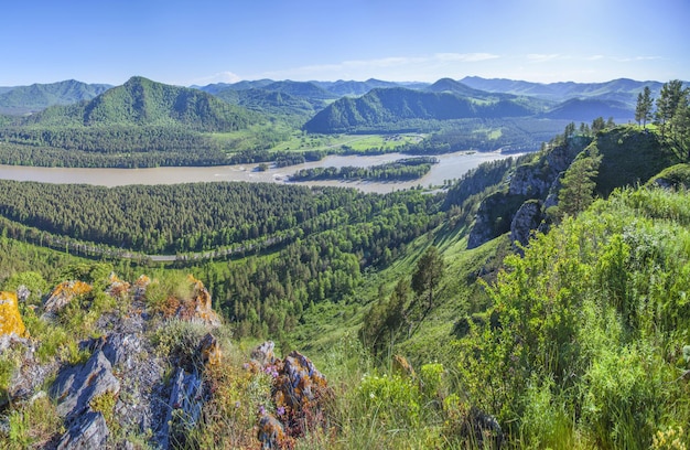 Vista do vale do rio Katun nas montanhas de Altai em um dia de verão