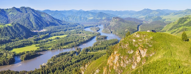 Vista do vale e do rio Katun da montanha