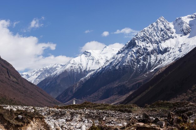 Vista do vale e dos picos das montanhas na região de Manaslu, no Himalaia