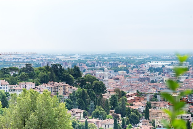 Vista do vale lombardia de bergamo, itália