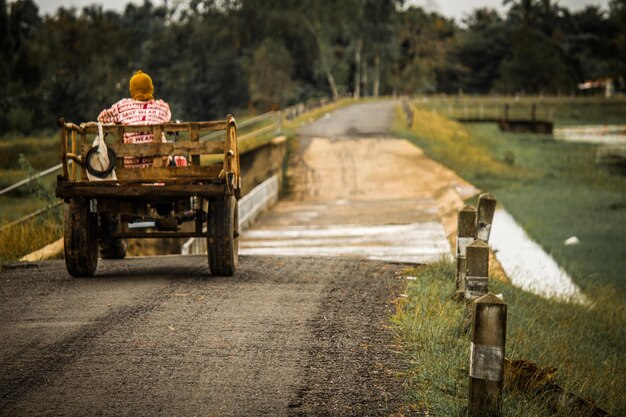 Foto vista do veículo na estrada