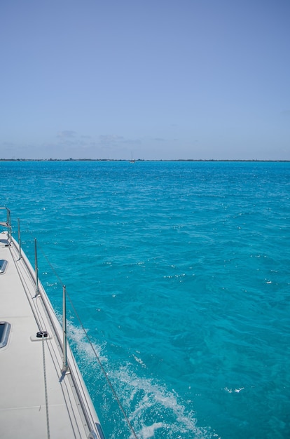 Vista do veleiro para o mar de cancun, alavanca, controle.