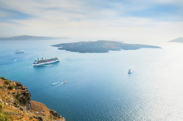 Vista do vulcão na ilha de Santorini, Grécia. Bela paisagem de verão, vista para o mar