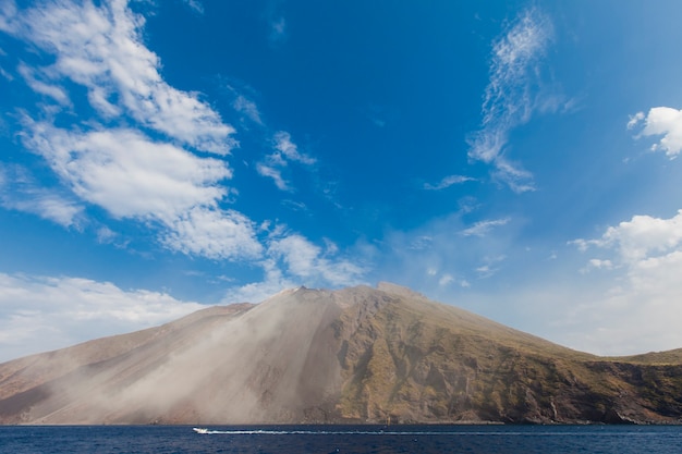 Vista do vulcão stromboli, na itália