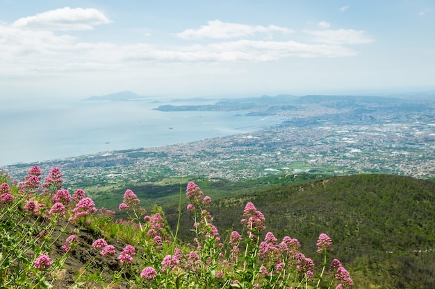 Vista do vulcão Vesúvio, na Itália, até a costa do mar e a cidade vista de cima