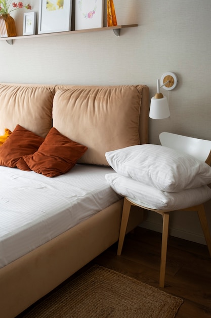 Foto vista del dormitorio con sábanas y decoración.