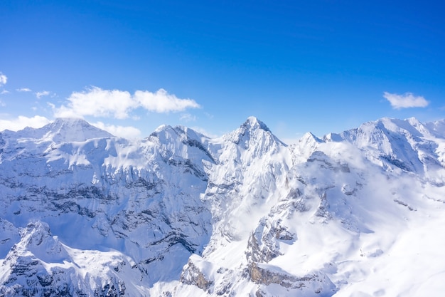 Vista dos alpes suíços do topo da montanha schilthorn no jungfrau