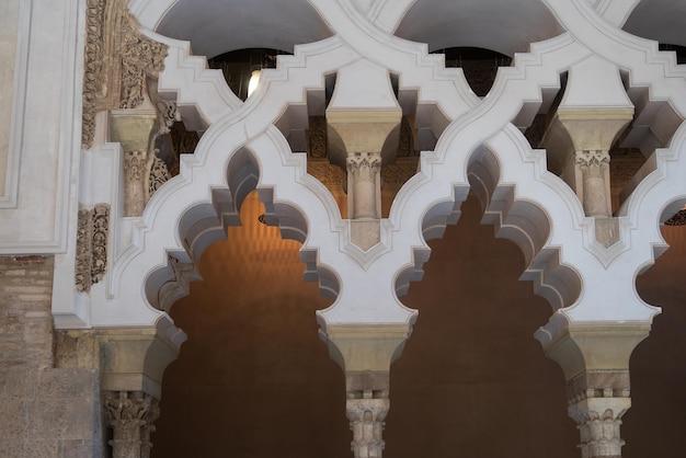 Vista dos arcos árabes lobados do acesso ao salão dourado do palácio Alfajeria de Saragoça