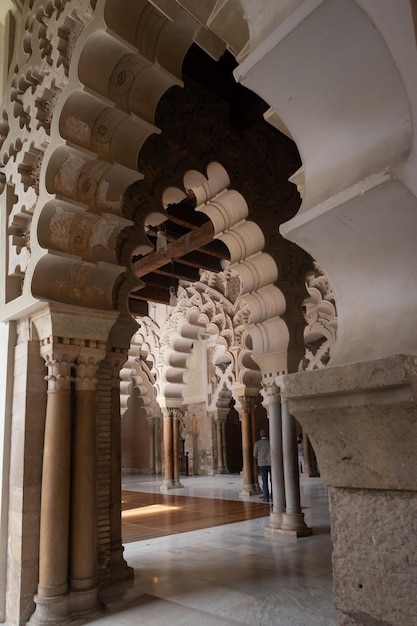 Vista dos arcos árabes lobados do acesso ao salão dourado do palácio Alfajeria de Saragoça