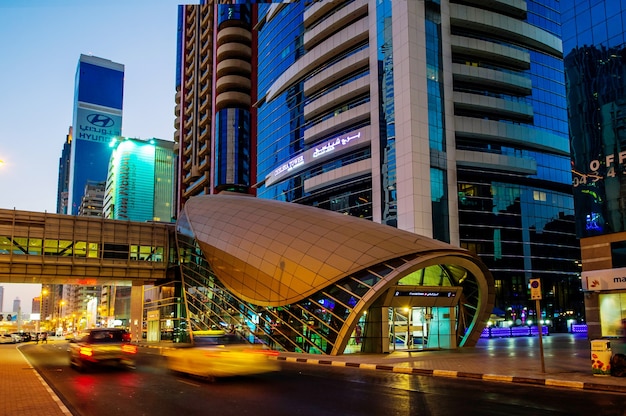 Vista dos arranha-céus da Sheikh Zayed Road em Dubai, Emirados Árabes Unidos