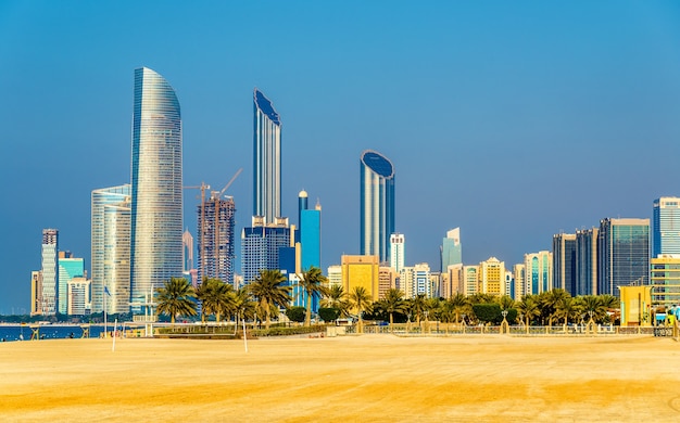 Vista dos arranha-céus de abu dhabi da praia pública