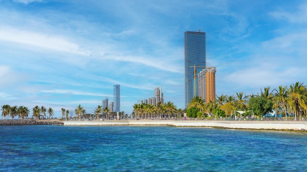 Vista dos arranha-céus de Jeddah na praia pública