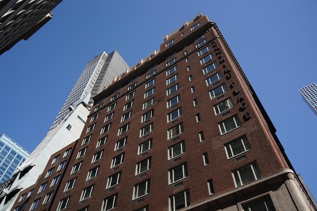 Vista dos arranha-céus de Nova York manhattan da rua até o topo do prédio em um dia ensolarado e claro
