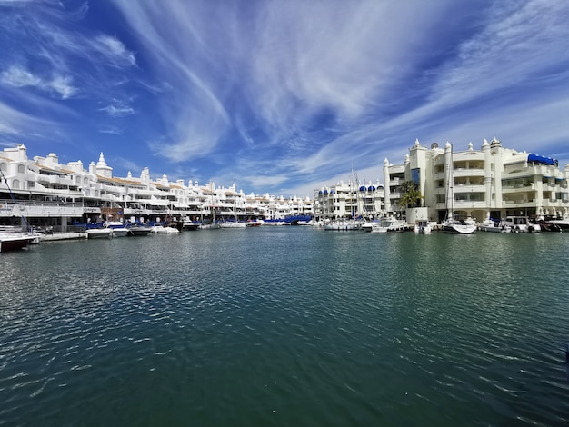 Vista dos barcos atracados na marina de benalmadena