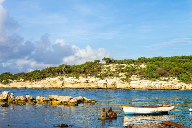 Vista dos barcos de pesca na baía