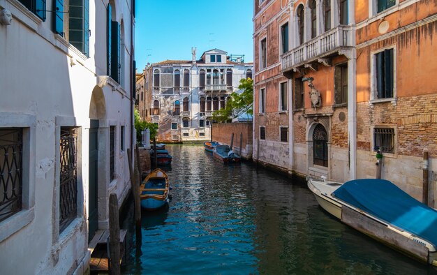 Vista dos canais vazios de Veneza com prédios de apartamentos ao fundo